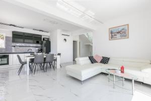 Luxury villa with a swimming pool Seget Donji, Trogir - 22094