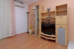 Apartments with parking space Palit, Rab - 24073