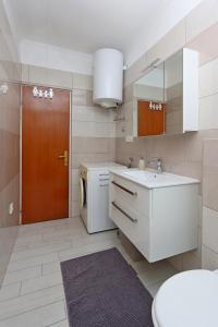 Apartments with parking space Palit, Rab - 24073