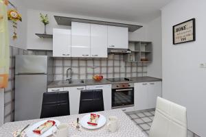 Apartments with parking space Palit, Rab - 24073