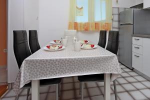 Apartments with parking space Palit, Rab - 24073