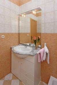 Apartments with parking space Barbat, Rab - 24547