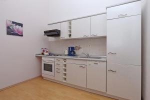 Apartments with parking space Barbat, Rab - 24547