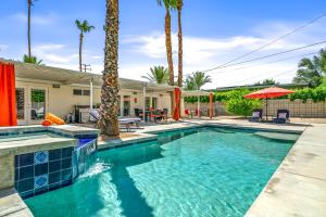 Palm Springs Home with a Resort Style Backyard -Joy pool hot tub views