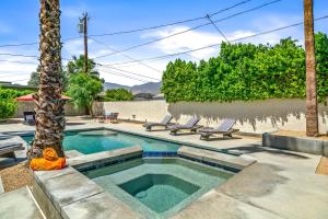 Palm Springs Home with a Resort Style Backyard -Joy pool hot tub views