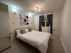 Spacious 3 Bed Apartment in Central Romford just 5 mins to Elizabeth Line for Families Friends and Contractors