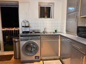 Spacious 3 Bed Apartment in Central Romford just 5 mins to Elizabeth Line for Families Friends and Contractors