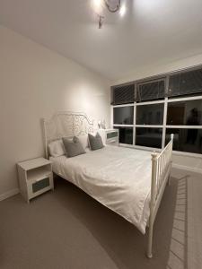 Spacious 3 Bed Apartment in Central Romford just 5 mins to Elizabeth Line for Families Friends and Contractors