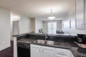 CozySuites at the Banks gym pool 05