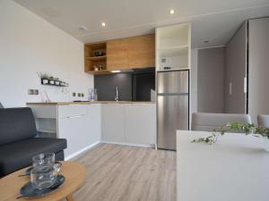 Maisons de vacances Mobil-home Confort 6 Pers, 3 Ch, Terrasse - FR-1-361A-100 : photos des chambres