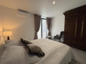Maisons de vacances Gite spacieux en Auvergne avec piscine privee pour 8 personnes - FR-1-489-584 : photos des chambres