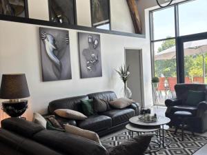 Maisons de vacances Gite spacieux en Auvergne avec piscine privee pour 8 personnes - FR-1-489-584 : photos des chambres