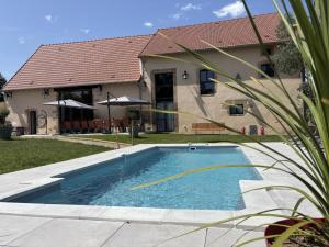 Maisons de vacances Gite spacieux en Auvergne avec piscine privee pour 8 personnes - FR-1-489-584 : photos des chambres