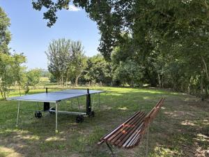 Maisons de vacances Gite spacieux en Auvergne avec piscine privee pour 8 personnes - FR-1-489-584 : photos des chambres