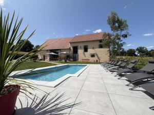 Maisons de vacances Gite spacieux en Auvergne avec piscine privee pour 8 personnes - FR-1-489-584 : photos des chambres