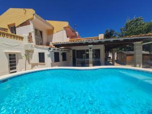Villa Nevada Gran casa vacacional familiar con piscina cerca de la playa en Puerto Pollença