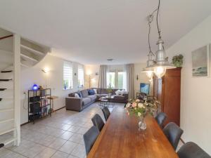 Spacious Coastal Getaway