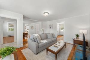 Harbor Walk Charming 4BR Steps to Town & Harbor