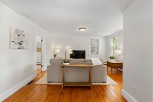 Harbor Walk Charming 4BR Steps to Town & Harbor