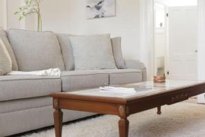 Harbor Walk Charming 4BR Steps to Town & Harbor