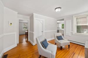 Harbor Walk Charming 4BR Steps to Town & Harbor