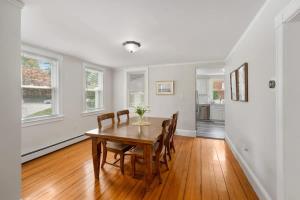 Harbor Walk Charming 4BR Steps to Town & Harbor