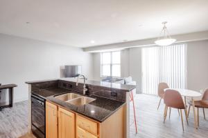 CozySuites at the Banks gym pool 06