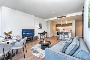 West Side Place CBD 2 Bed w Pool Sauna Gym