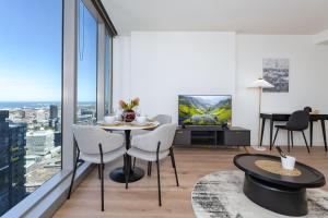 West Side Place CBD 2 Bed w Pool Sauna Gym