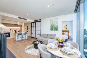 West Side Place CBD 2 Bed w Pool Sauna Gym