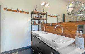 Maisons de vacances Lovely Home In Caveirac : photos des chambres