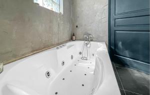 Maisons de vacances Lovely Home In Caveirac : photos des chambres