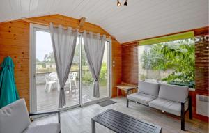 Maisons de vacances Nice Home In Creances With Wifi : photos des chambres
