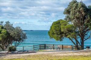 Luxury Beachfront Waves, Sand & Wine Nights - 4hvězdičkové hotely ve městě Eden