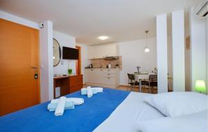 Awesome Apartment In Cres With Wifi 