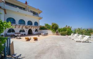 3 Bedroom Lovely Apartment In Trappeto