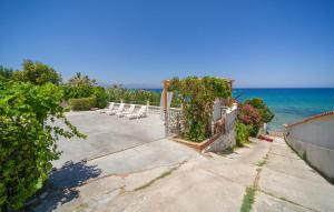 3 Bedroom Lovely Apartment In Trappeto