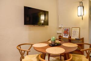 Newly Renovated, 4BR Townhouse , 5min MRT , Group