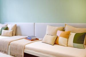 Newly Renovated, 4BR Townhouse , 5min MRT , Group