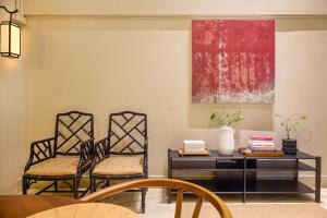 Newly Renovated, 4BR Townhouse , 5min MRT , Group