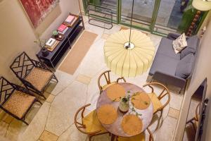 Newly Renovated, 4BR Townhouse , 5min MRT , Group