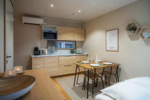 Arctic Snow Lake Mini Lodge