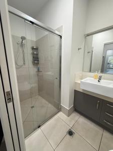 Modern Holiday Home Prime Birtinya Location Near Hospitals and Beaches
