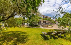 3 Bedroom Cozy Apartment In Malinska - 3hvězdičkové hotely ve městě Malinska