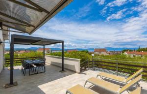 3 Bedroom Cozy Apartment In Malinska