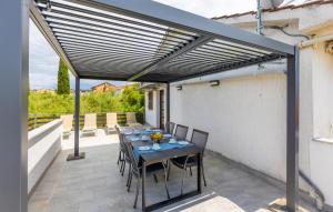 3 Bedroom Cozy Apartment In Malinska