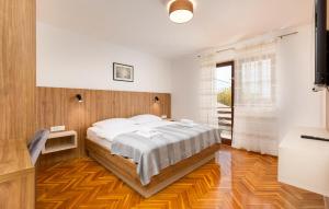 3 Bedroom Cozy Apartment In Malinska 