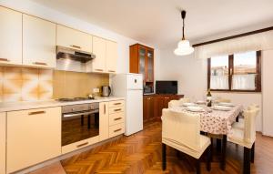 3 Bedroom Cozy Apartment In Malinska 