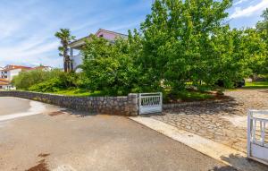 1 Bedroom Nice Apartment In Malinska 