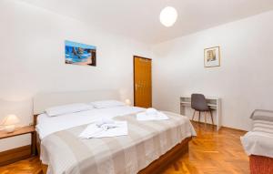 3 Bedroom Lovely Apartment In Malinska 